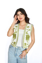 Cargar imagen en el visor de la galería, Chaleco bordado flores
