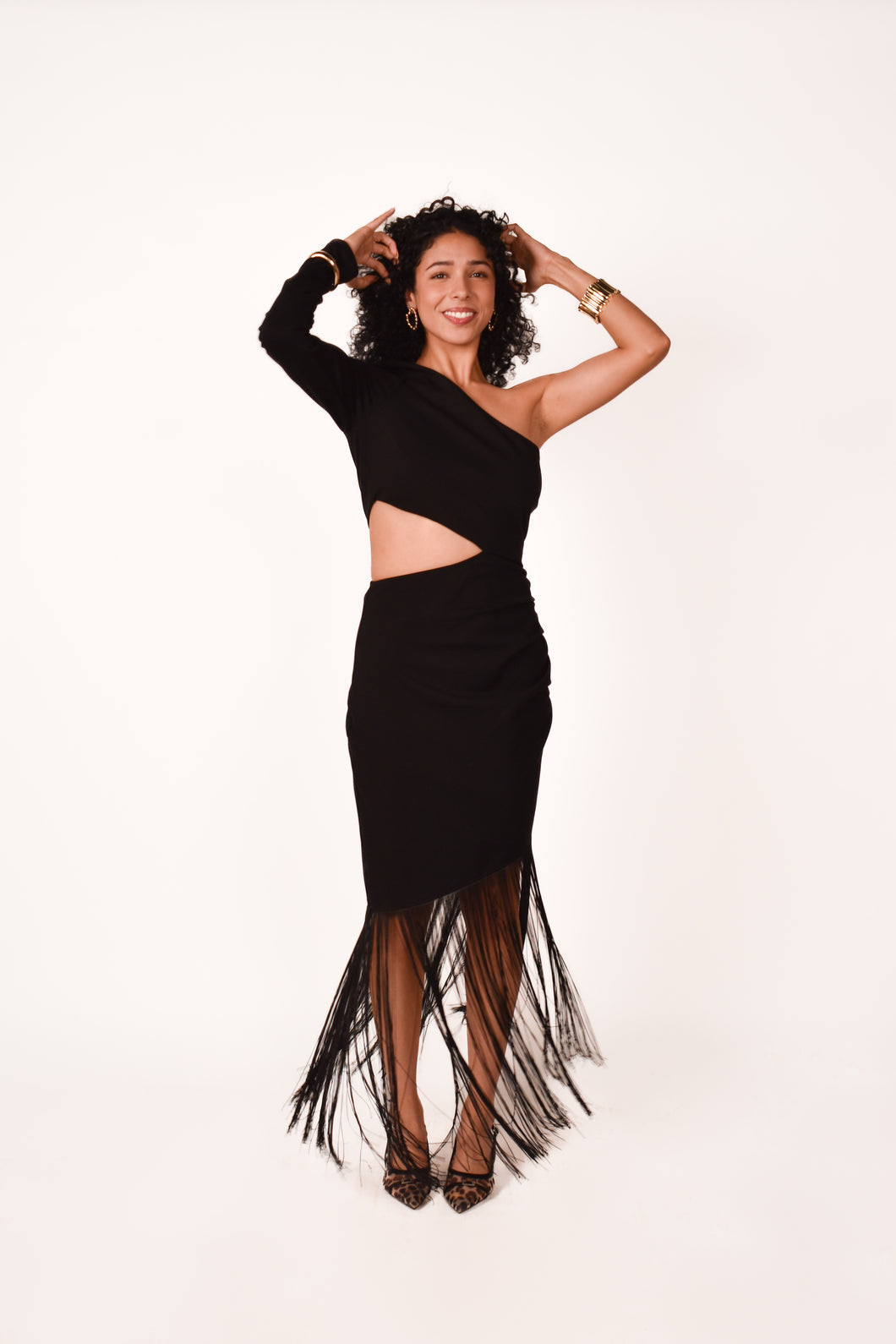 Vestido de una manga con flecos