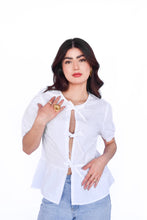 Cargar imagen en el visor de la galería, blusa con abertura en el frente
