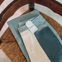 Cargar imagen en el visor de la galería, Pantalón efecto piel contraste
