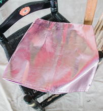 Cargar imagen en el visor de la galería, Falda metalica rosa
