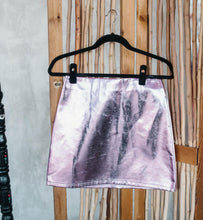 Cargar imagen en el visor de la galería, Falda metalica rosa
