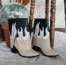 Cargar imagen en el visor de la galería, Botines tacón cowboy detalle llamas
