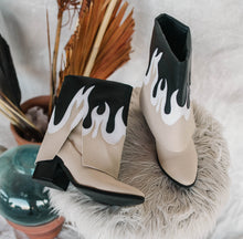 Cargar imagen en el visor de la galería, Botines tacón cowboy detalle llamas
