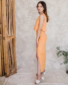 falda y top naranja